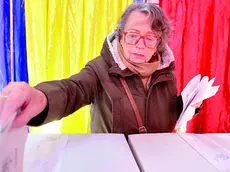 Un’elettrice alle urne durante le operazioni di voto per le presidenziali in Romania