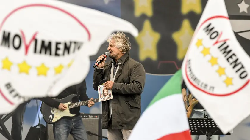 Il fondatore del Movimento Cinquestelle Beppe Grillo tiene un comizio elettorale a Rimini. Foto Ansa
