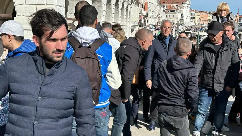 Scatolettisti tranquillamente in azione sul Ponte dela Paglia, in piazza San Marco, a Venezia