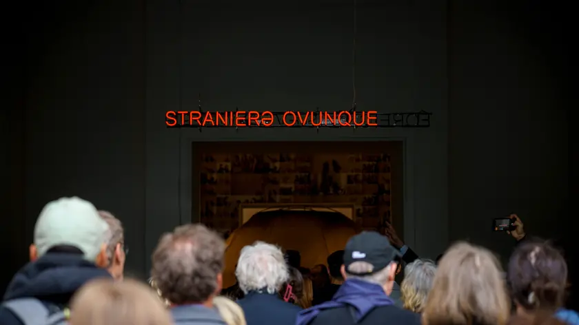 Pubblico per “Stranieri Ovunque – Foreigners Everywhere” di Adriano Pedrosa