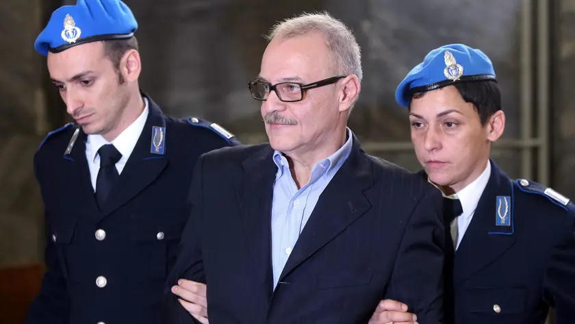 Renato Vallanzasca in tribunale a Milano al termine dell'udienza del processo in cui è accusato di rapina impropria per aver rubato in un supermercato, a Milano il 10 ottobre 2014