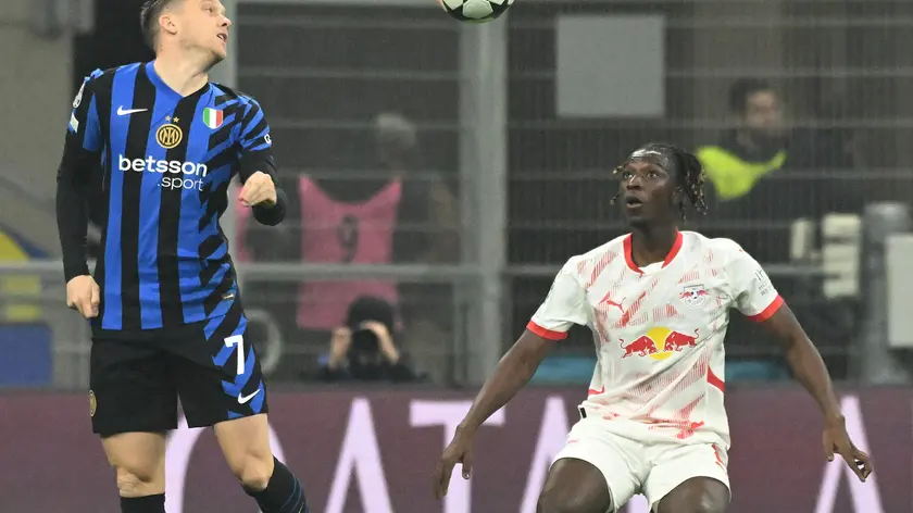 epa11742637 Inter Milan’s midfielder Piotr Zielinski heads the ball past RB Leipzig’s defender Castello Lubeka during the UEFA Champions League between Inter Milan and RB Leipzig at the Giuseppe Meazza stadium in Milan, Italy, 26 November 2024. EPA/Daniel Dal Zennaro