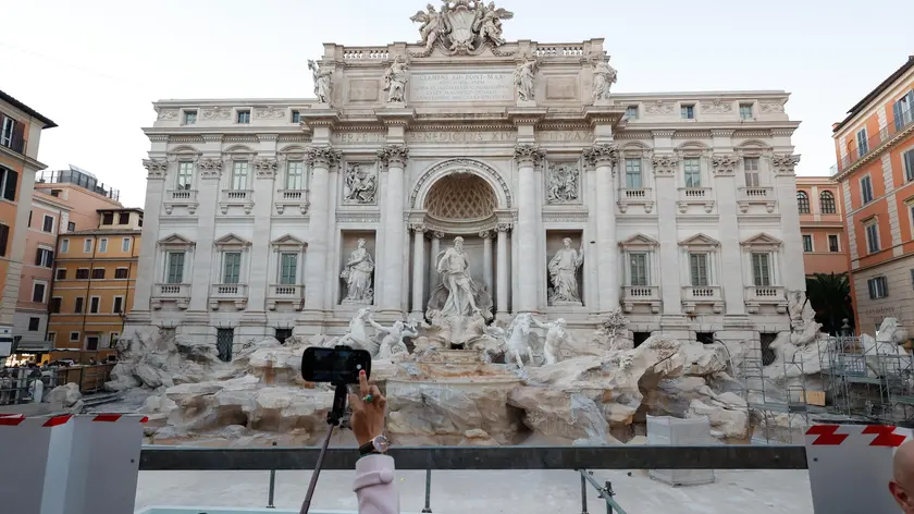 La vasca dove i turisti possono lanciare le monete mentre la Fontana di Trevi è senza acqua per i lavori di restauro, Roma, 31 otttobre 2024. ANSA/GIUSEPPE LAMI