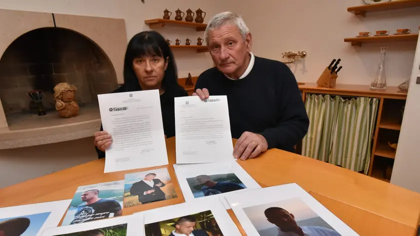 Monica e Giuseppe, genitori di Mattia Battistetti, mostrano la lettera del presidente della Repubblica