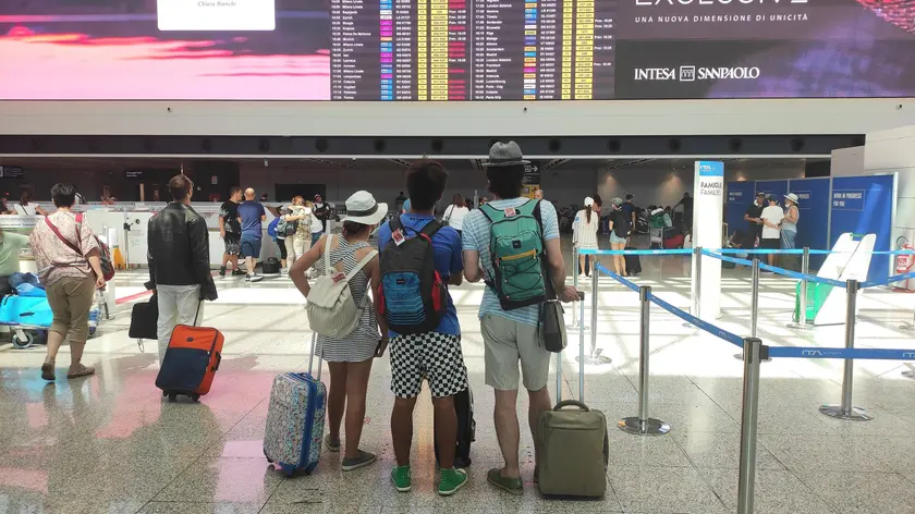 Su un totale oggi di circa 450 movimenti aerei in partenza, risultano una cinquantina, al momento, i voli cancellati, quasi esclusivamente su rotte interne o europee, dall'operativo all'aeroporto di Fiumicino a causa della serie di agitazioni che interessano, dalle 14 alle 18, il trasporto aereo. ANSA/TELENEWS