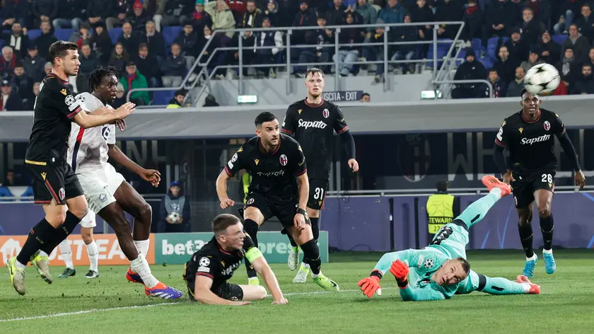 epa11744496 Lille's Ngal'Ayel Mukau scores the the opening goal during the UEFA Champions League soccer match between Bologna FC and LOSC Lille at Renato Dall'Ara stadium in Bologna, Italy, 27 November 2024. EPA/ELISABETTA BARACCHI