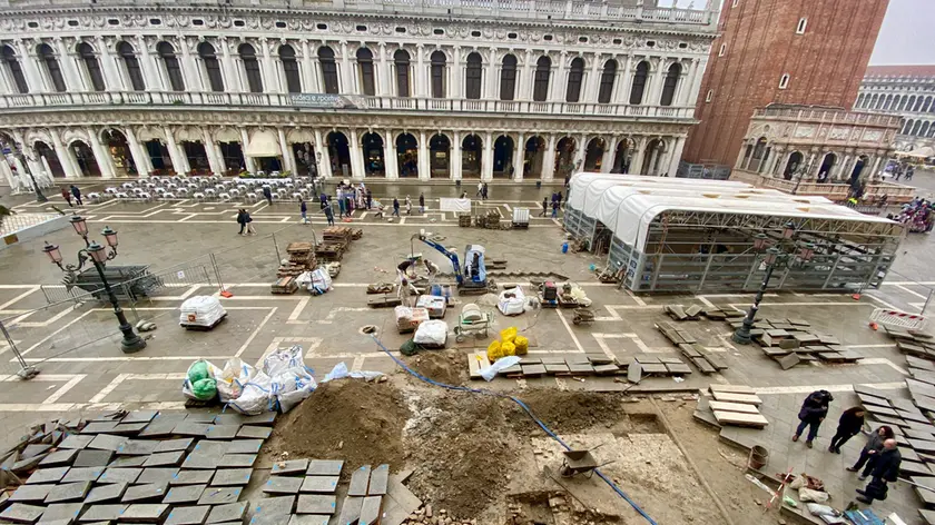 Gli scavi in piazza San Marco a Venezia (fotoservizio Interpress)