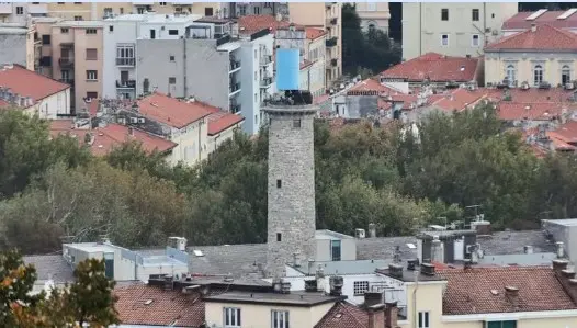 La torre dei pallini svetta fra le case