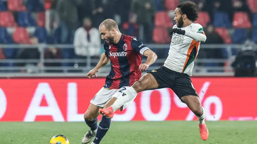 epa11750409 Bologna's Lorenzo De Silvestri (L) and Venezia's Gianluca Busio in action during the Italian Serie A soccer match between Bologna FC 1909 and Venezia FC, in Bologna, Italy, 30 November 2024. EPA/SERENA CAMPANINI