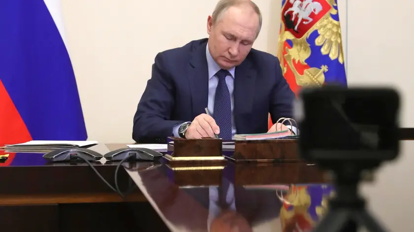 epa09848806 Russian President Vladimir Putin meets with the winners of the 2021 Presidential Prize for young cultural workers and with Presidential Prize winners in the field of literature and art for works for children and youth in 2021 via teleconference call, in Novo-Ogaryovo state residence outside Moscow, Russia, 25 March 2022. EPA/MIKHAIL KLIMENTYEV / KREMLIN / SPUTNIK / POOL MANDATORY CREDIT