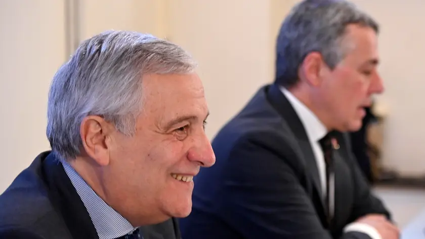 Il ministro degli Affari Esteri, Antonio Tajani (S), con il Consigliere Federale svizzero, Ignazio Cassis (D), durante l'evento Italia e Svizzera in dialogo presso l'Ambasciata svizzera in Italia, Roma, 28 novembre 2024. ANSA/RICCARDO ANTIMIANI