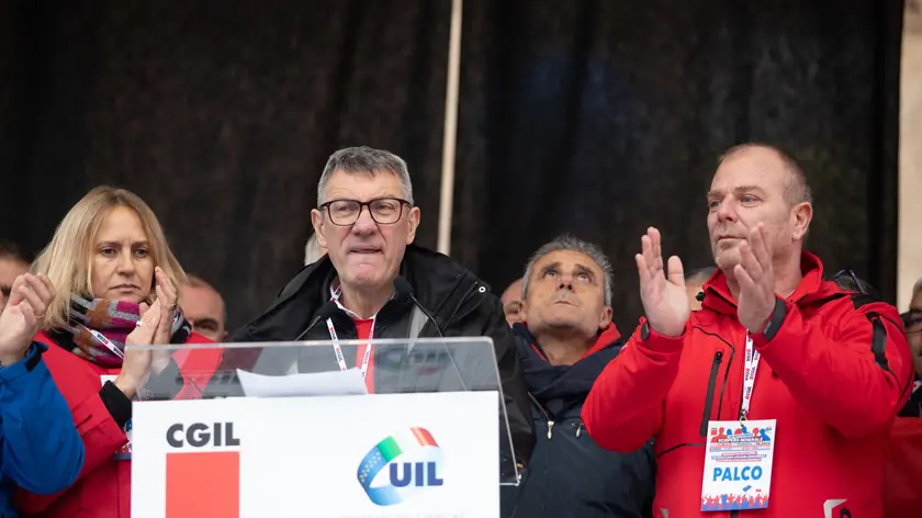 Maurizio Landini sul palco di Piazza Maggiore Bologna/ 29 novembre 2024 ANSA/MAX CAVALLARI