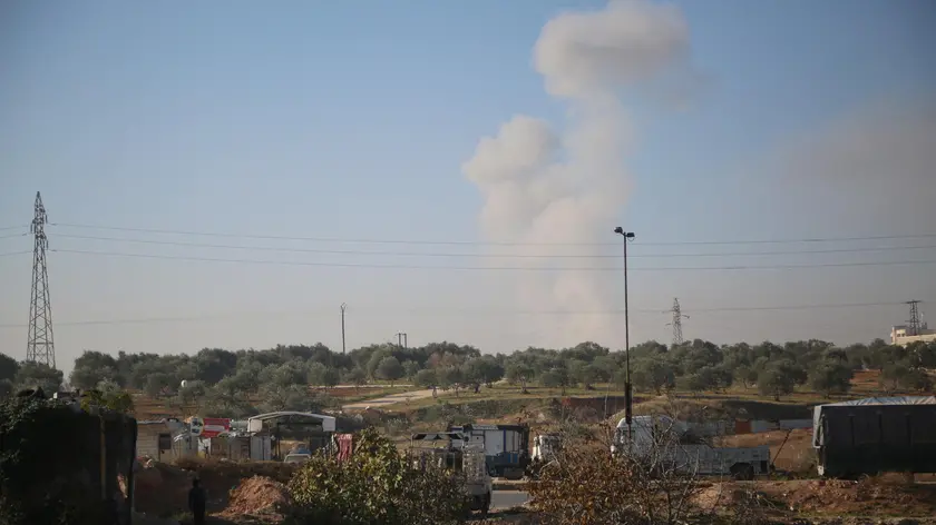 epa11751171 Smoke billows after airstrikes in Idlib, northern Syria, 01 December 2024. According to the White Helmets, the Syrian civil group in northwestern Syria, at least four people were killed and 54 others injured in airstrikes carried out on residential neighborhoods in Idlib city. Syrian opposition forces led by the Islamist militant group Hayat Tahrir al-Sham (HTS) launched a large offensive on 27 November, taking large parts of Aleppo, the country's second-biggest city, triggering counterattacks by Syrian regime forces on opposition-controlled areas as well as Russian and Syrian airstrikes. EPA/BILAL AL HAMMOUD