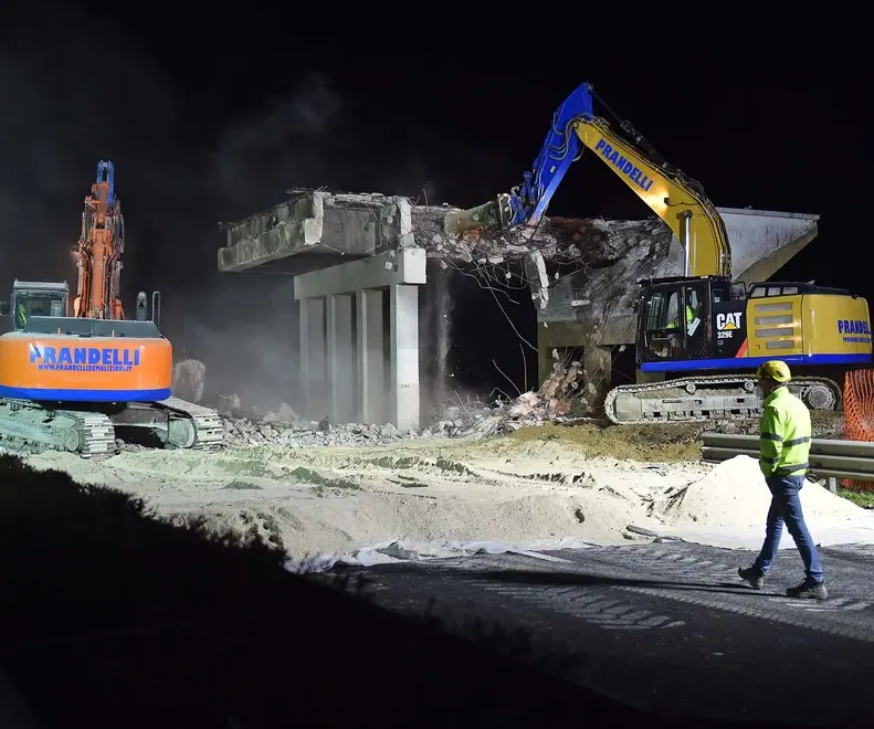 Cantieri per la terza corsia, devolizione di cavalcavia. Foto Petrussi / Ferraro Simone