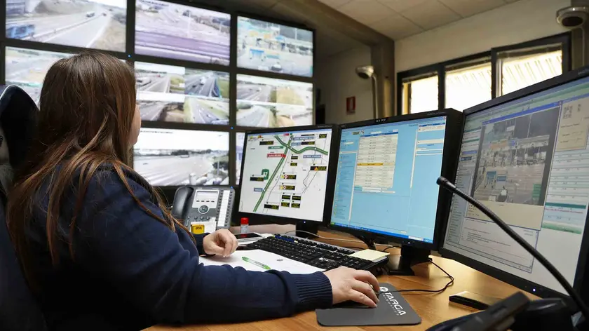 SALA CENTRO RADIO INFORMATIVO MILANO TANGENZIALI SERRAVALLE TECNICO MONITOR VIDEO SORVEGLIANZA MONITORAGGIO TRAFFICO SOS SOCCORSO STRADALE
