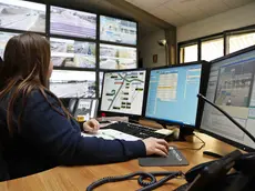 SALA CENTRO RADIO INFORMATIVO MILANO TANGENZIALI SERRAVALLE TECNICO MONITOR VIDEO SORVEGLIANZA MONITORAGGIO TRAFFICO SOS SOCCORSO STRADALE