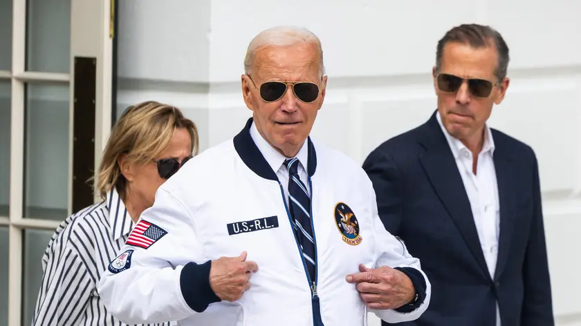 epa11498278 US President Joe Biden (C), wearing a Team USA Olympic jacket, departs the White House for a weekend at the presidential retreat in Camp David in Washington, DC, USA, 26 July 2024. Biden's son Hunter (R), and his sister Valerie Biden Owens (L), accompanied him on Marine One.. EPA/JIM LO SCALZO