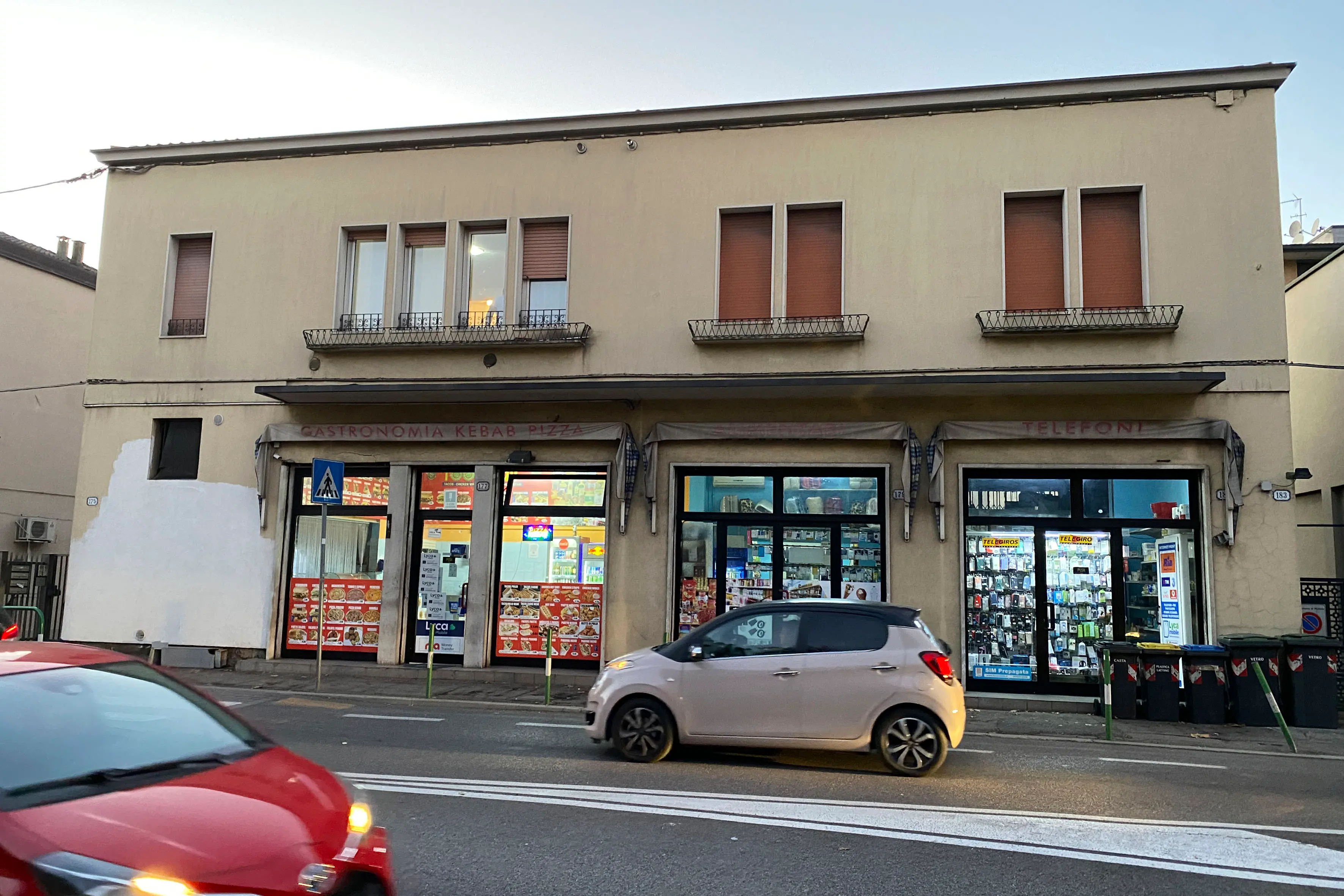 La palazzina dove si trova l’alloggio occupato (foto Bianchi)