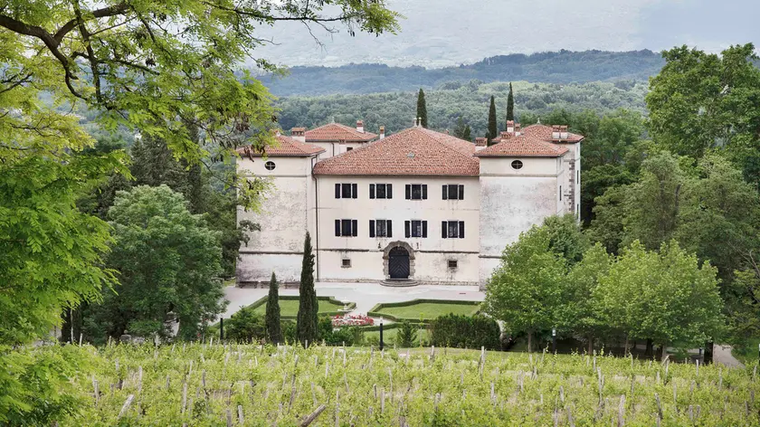 Sobrio e solitario, il Castello di Kromberk ha seguito i destini mutevoli dei confini, in una zona che spesso ha cambiato assetti