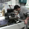 Un lavoratore metalmeccanico in una fabbrica