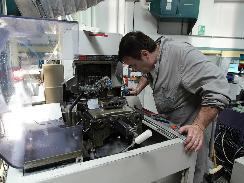 Un lavoratore metalmeccanico in una fabbrica