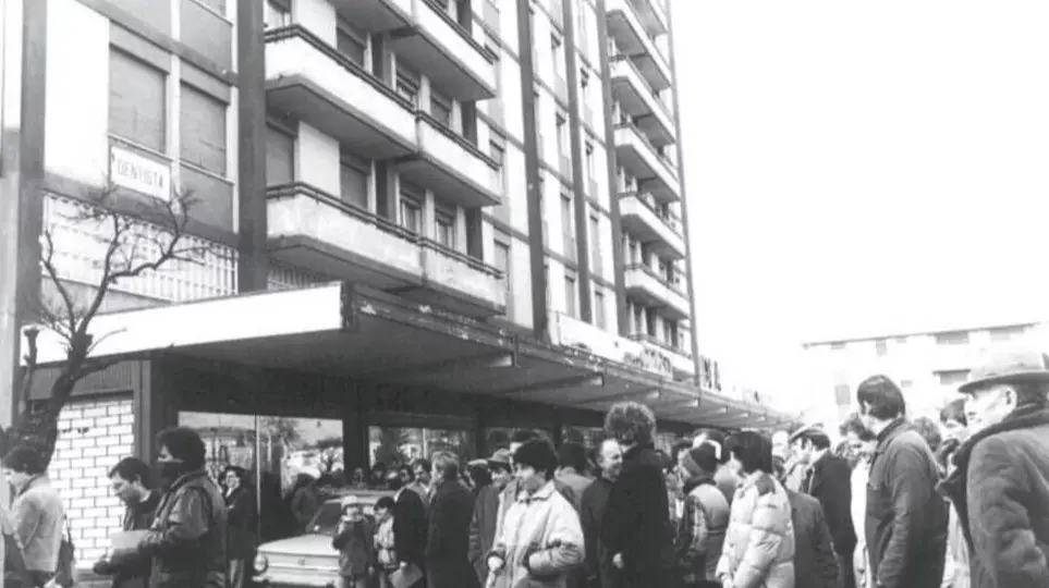 Folla di padovani in via Pindemonte appena dopo la liberazione di Dozier (foto d'archivio)