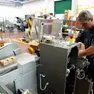 Un lavoratore metalmeccanico all'interno di una fabbrica