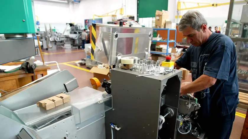 Un lavoratore metalmeccanico all'interno di una fabbrica