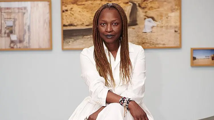 Koyo Kouoh, 58 anni, che vive e lavora tra Città del Capo in Sudafrica; Dakar in Senegal e Basilea in Svizzera