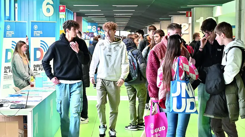 Studenti in attesa all’Università di Udine in un recente recruting day