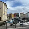 Tra le barche e le case colorate, in un borgo “Serenissimo”: ecco una veduta di Muggia