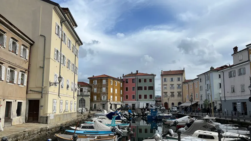 Tra le barche e le case colorate, in un borgo “Serenissimo”: ecco una veduta di Muggia