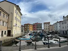 Tra le barche e le case colorate, in un borgo “Serenissimo”: ecco una veduta di Muggia