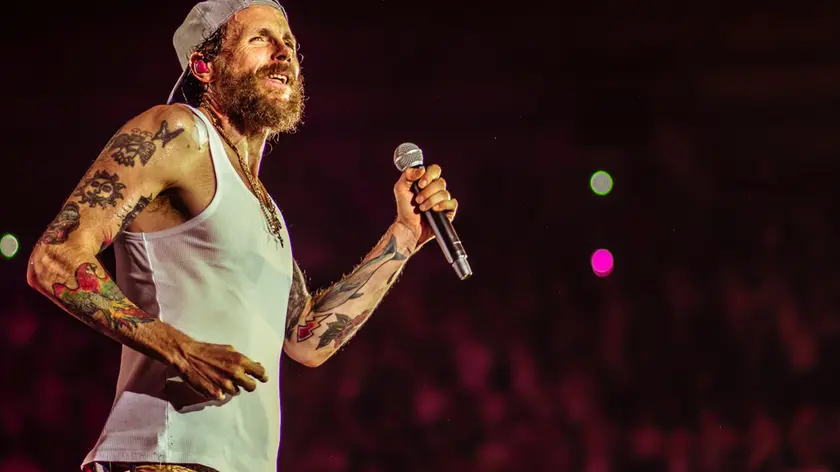 Lorenzo Jovanotti durante un concerto