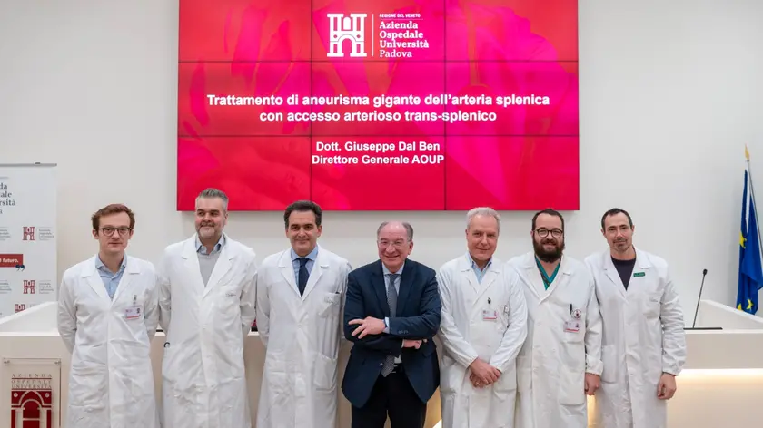 Al centro il dg dell'Azienda Ospedale Università di Padova Giuseppe Dal Ben, con i medici Giorgio De Conti (a destra) e Giulio Barbiero (a sinistra) assieme ad altri medici dell'équipe