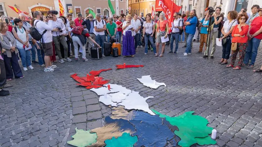 Montecitorio, manifestazione contro il Ddl Calderoli sull'autonomia differenziata