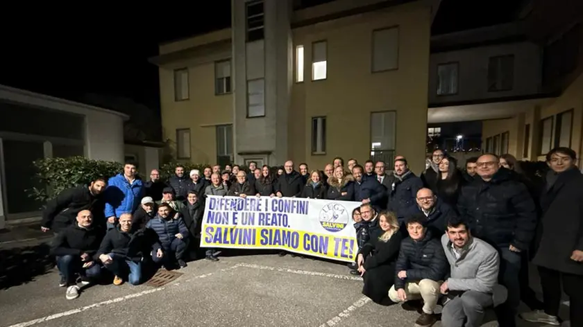 Festa all'esterno della sede della Lega di via Bellerio a Milano