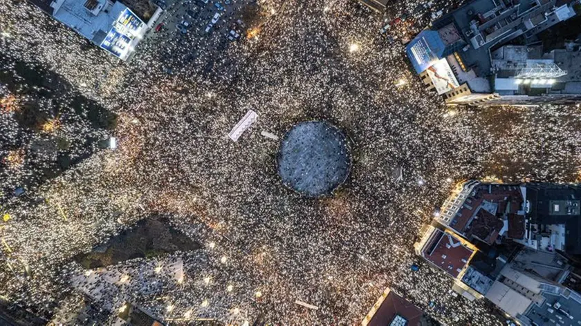 Impressionante colpo d’occhio della piazza Slavija, inquadrata dall’alto da un drone, che testimonia la vasta partecipazione alla protesta di domenica a Belgrado. Foto Arhiv Javnih Skupova