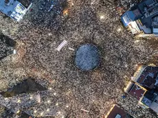 Impressionante colpo d’occhio della piazza Slavija, inquadrata dall’alto da un drone, che testimonia la vasta partecipazione alla protesta di domenica a Belgrado. Foto Arhiv Javnih Skupova