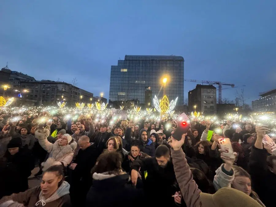 La protesta in piazza a Belgrado