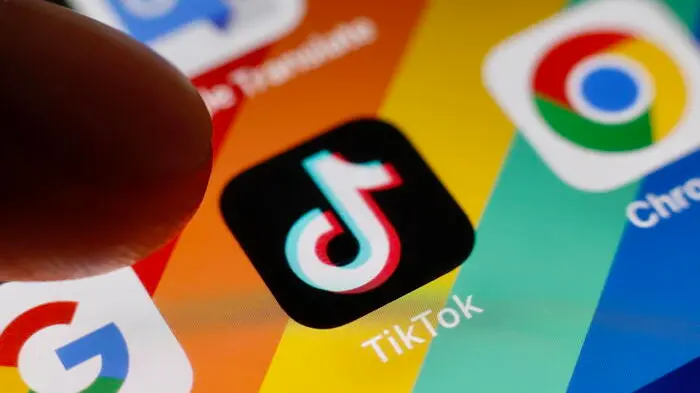 L’app di TikTok sullo schermo di uno smartphone. Per tutto il 2025 l’accesso al social media sarà vietato a chi si connette dall’Albania