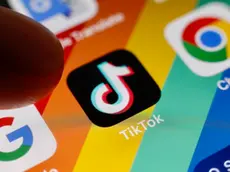 L’app di TikTok sullo schermo di uno smartphone. Per tutto il 2025 l’accesso al social media sarà vietato a chi si connette dall’Albania