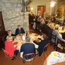 Clienti seduti ai tavoli di un ristorante