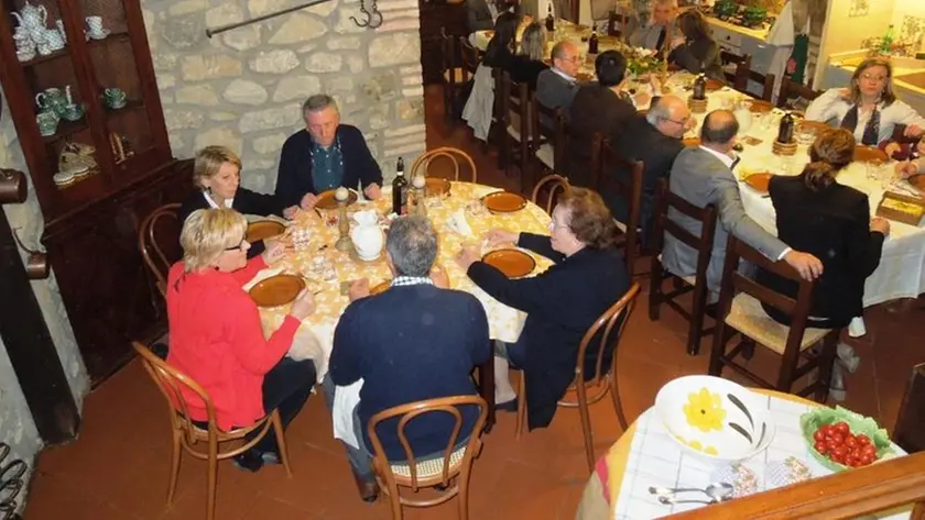 Clienti seduti ai tavoli di un ristorante