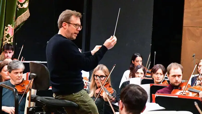 Il direttore d’orchestra Daniel Harding durante le prove