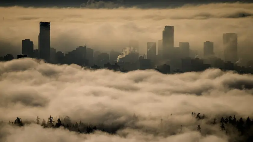 Uno scatto di Vancouver avvolta da nebbia e smog. foto agf