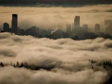 Uno scatto di Vancouver avvolta da nebbia e smog. foto agf