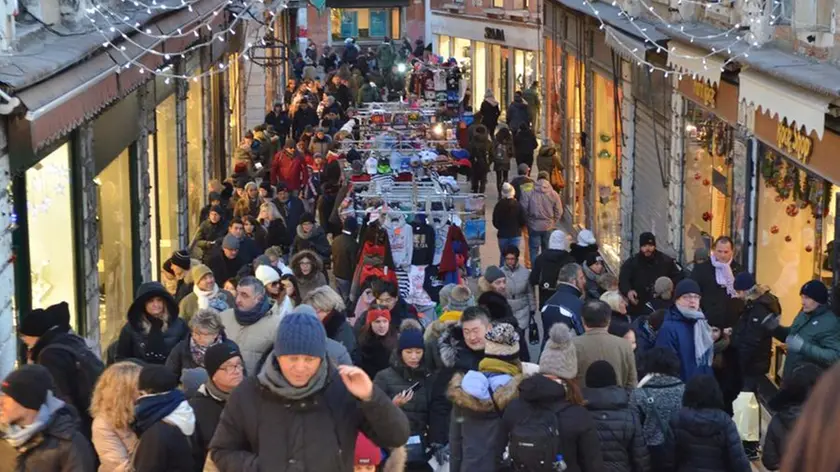 Venezia 06.01.2017.- Turismo in inverno gente folla per le calli