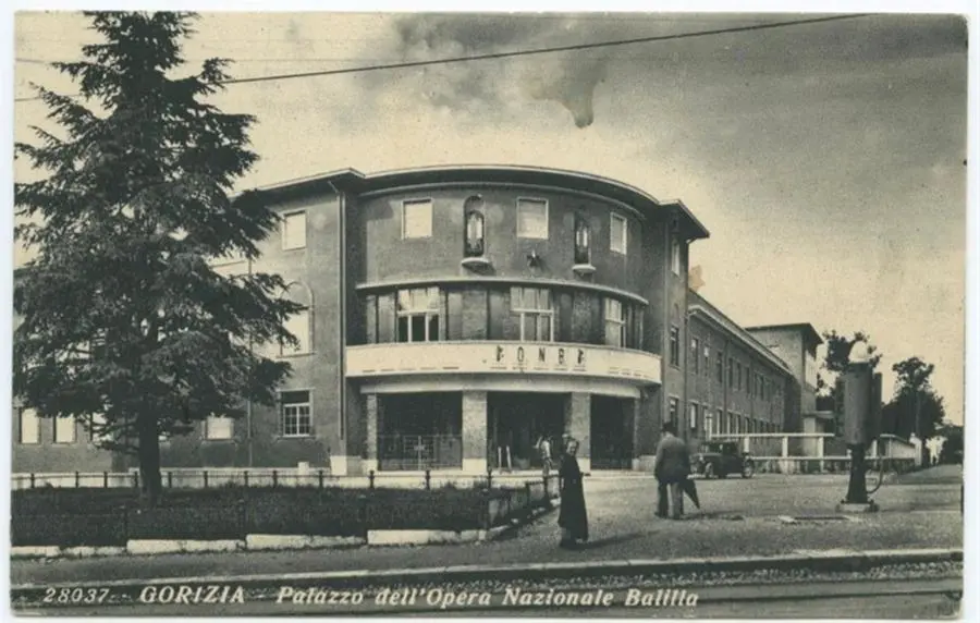 Palazzo Opera nazionale balilla a Gorizia in una cartolina d'epoca