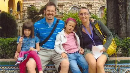 La famiglia Durante: da sinistra Sofia (6 anni), papà Paolo, Emma Viola (8 anni) e mamma Bruna Guernieri